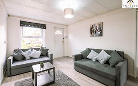 ✰Convenient 2 Bedroom Apt Close To Centre - Parking✰